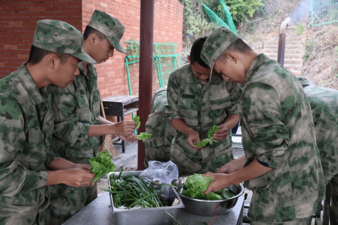 湖南汽车工程职业大学军士风采1