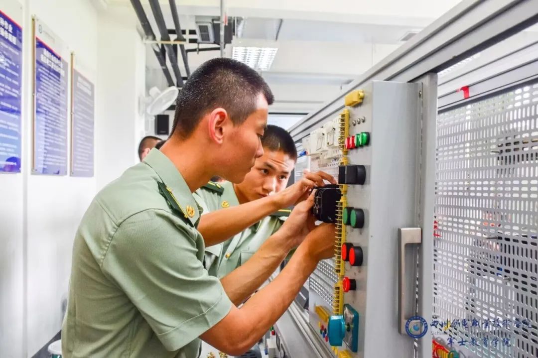 四川邮电职业技术学院军士风采1