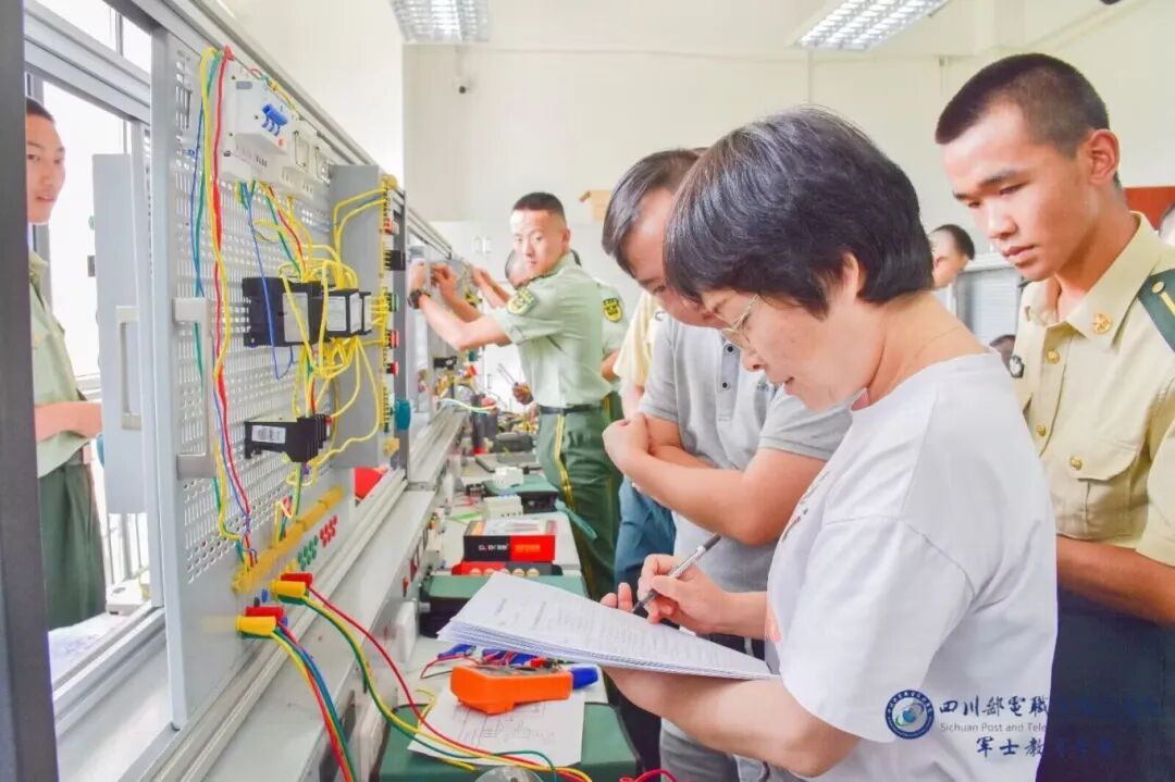 四川邮电职业技术学院军士风采2
